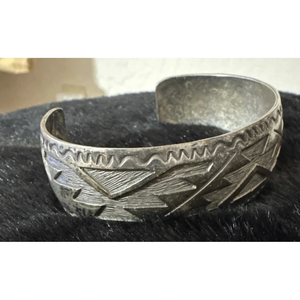 Vintage Navajo cuff Womens sterling silver native American rug pattern signed HB